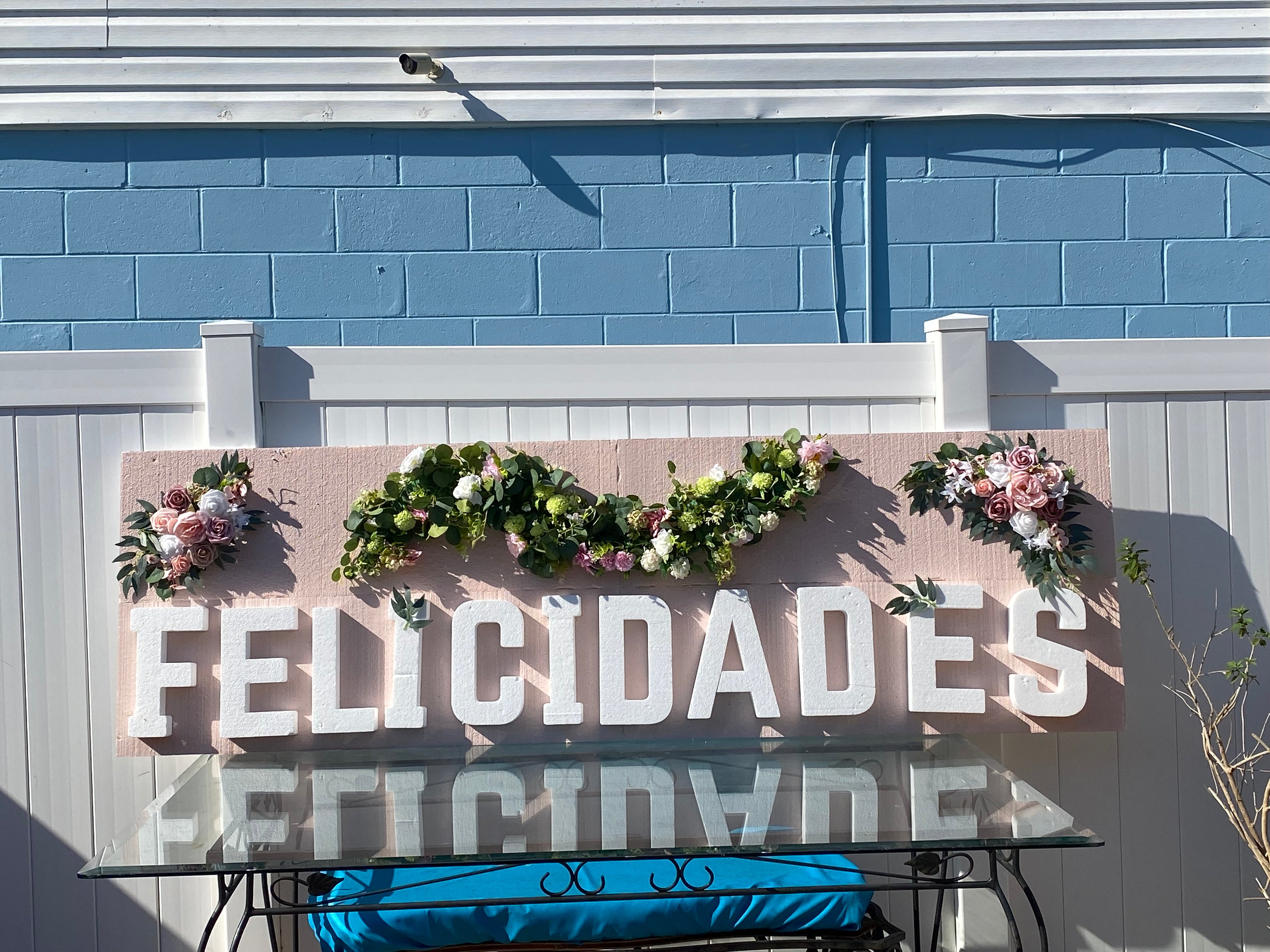 Felicidades sign