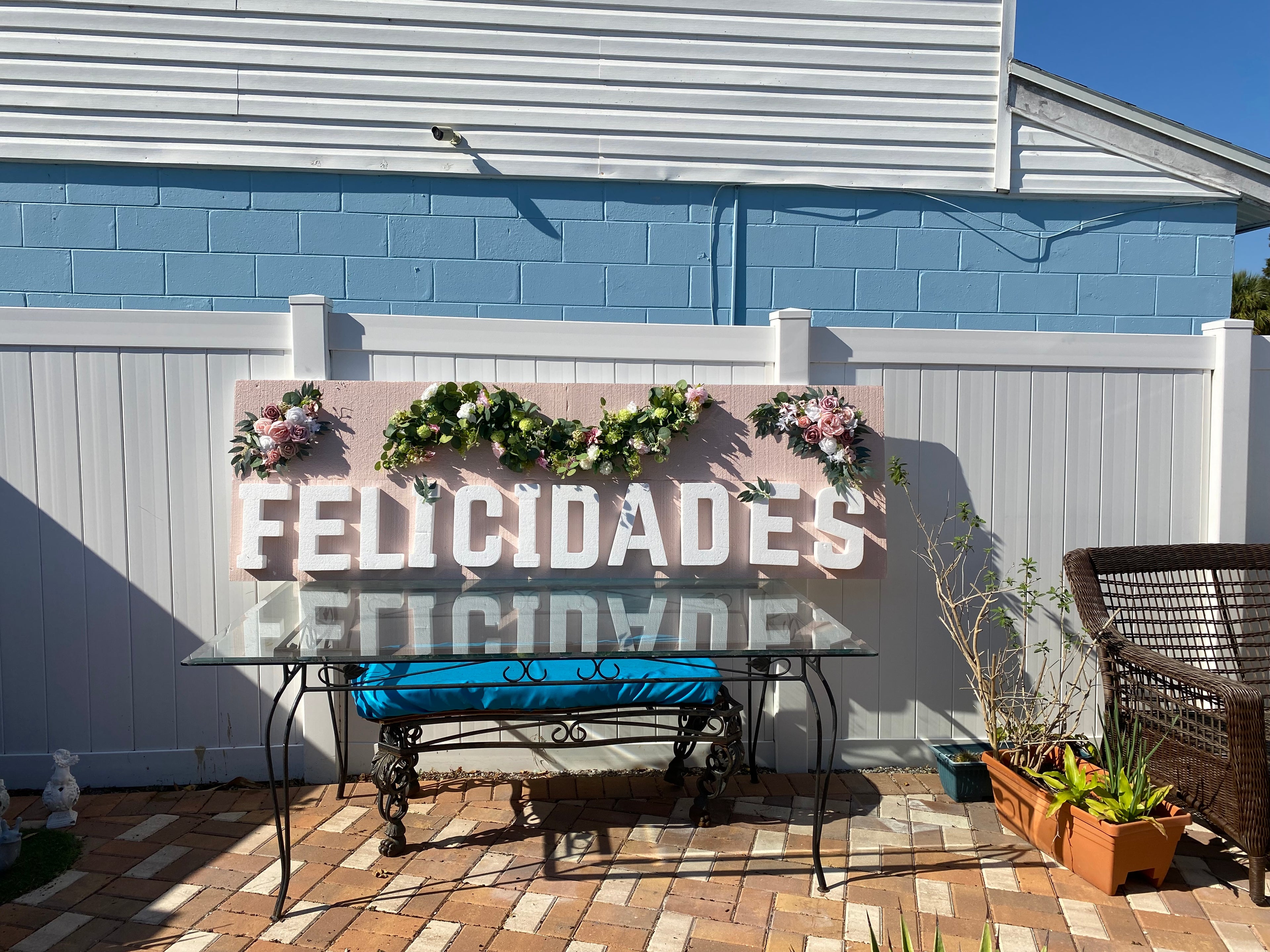 Felicidades sign